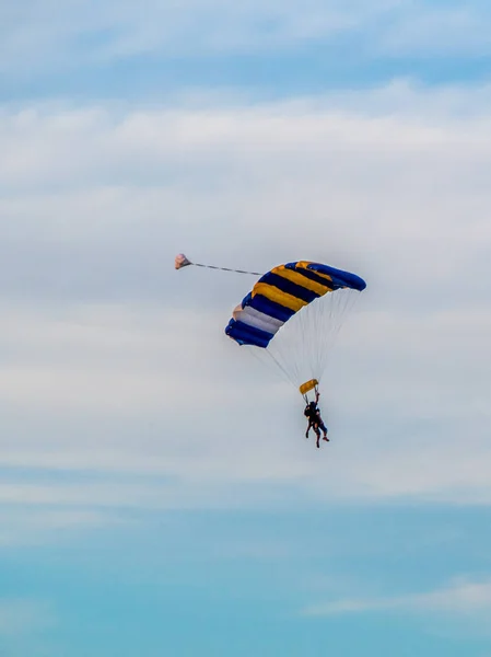 Parachutiste avec parachute coloré — Photo