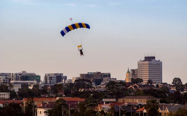 Parachutiste avec parachute coloré — Photo
