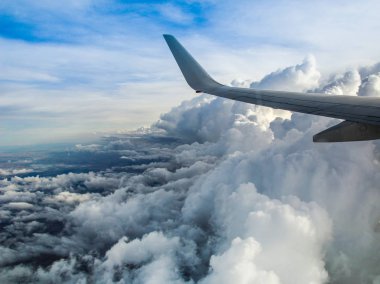Bulutlar bir uçak penceresinden