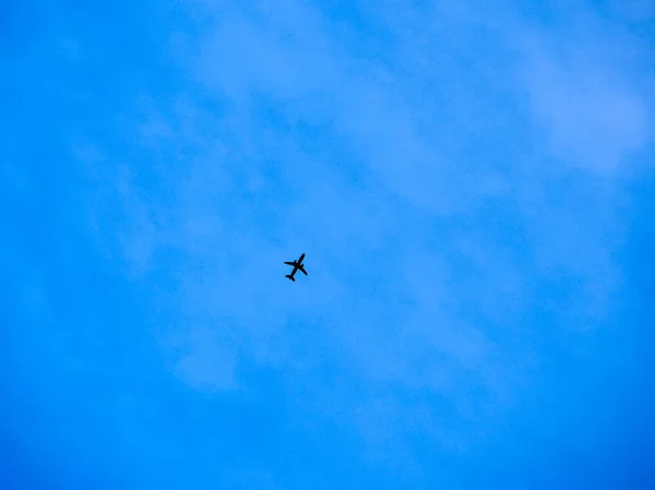 Flugzeug gegen den blauen Himmel — Stockfoto