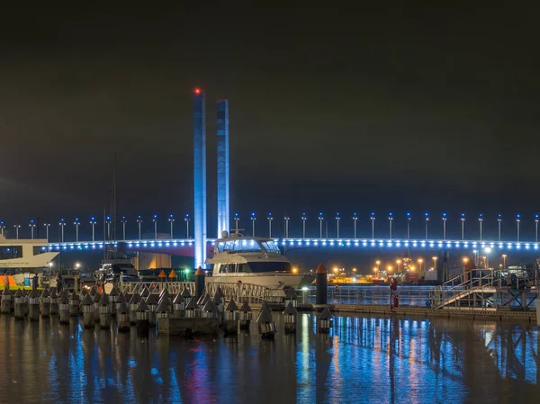 Bolte geceleri ışıklı köprü.