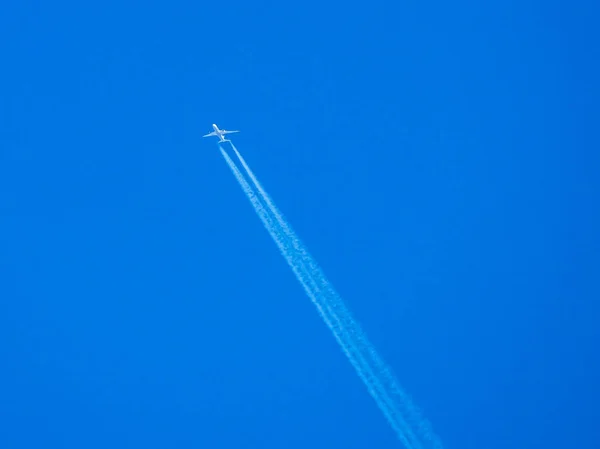 Flygplan i blå himmel — Stockfoto