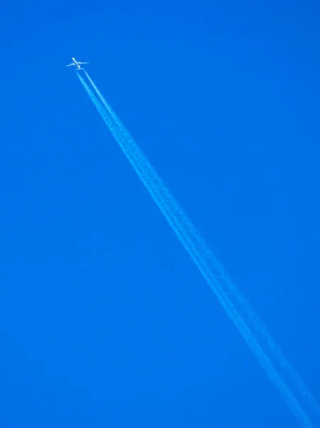 mavi gökyüzünde uçak