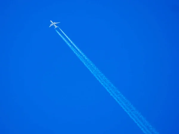 Avião no céu azul — Fotografia de Stock