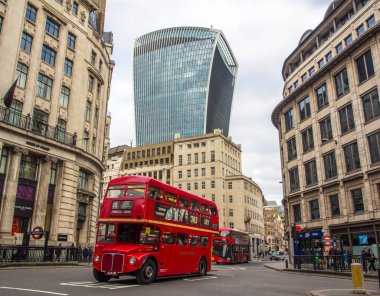 Çift katlı otobüs Londra sokaklarında ikonik eski stil