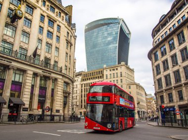 Londra sokaklarında ikonik modern tarzı çift katlı otobüs