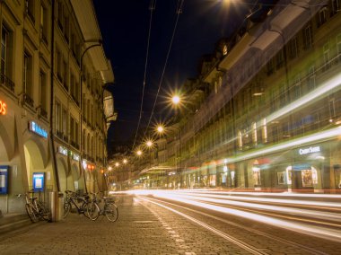 Geceleri Bern içinde tramvay