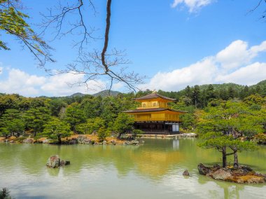 Bahçedeki Kinkakuji Tapınağı