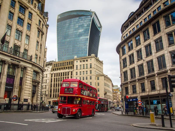 Kultowego stary styl double decker bus na ulicach Londynu — Zdjęcie stockowe