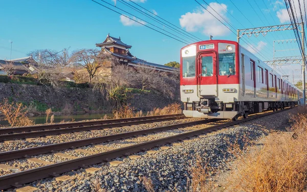 Lokale trein passeren Koriyama kasteel — Stockfoto