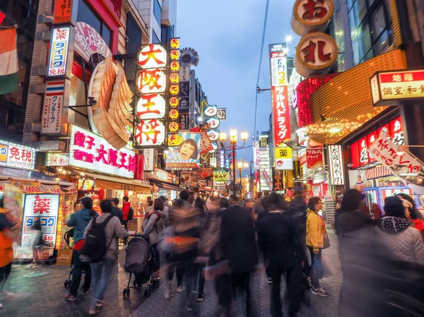 Davy, chůze podél Dotonbori podloubí v noci — Stock fotografie