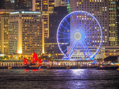 Kırmızı önemsiz tekne ve dönme dolap