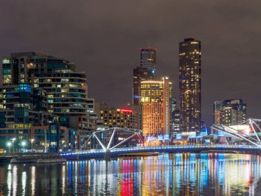 Seafarers yaya köprüsü ile gece rıhtım