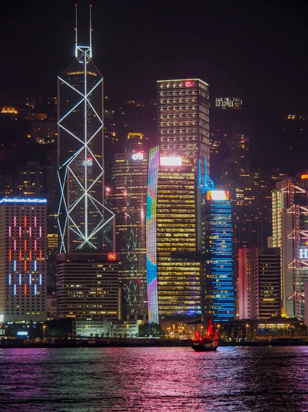 Junk boat in the harbor with the Bank of China — Stock Photo, Image