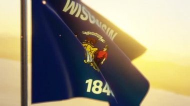 Wisconsin eyaleti bayrağı günbatımında rüzgarda dalgalanıyor.