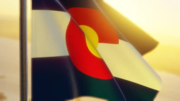 日没時に風になびくコロラド州旗 — ストック動画