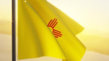 New Mexico eyaleti bayrağı gün batımında rüzgarda dalgalanıyor.