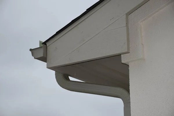 Coin Une Maison Avec Gouttière Toit Bois Système Eau Pluie — Photo