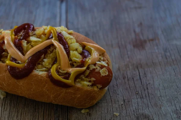 Zbliżenie Połowy Hot Doga Umieszczonego Wiejskiej Drewnianej Desce — Zdjęcie stockowe