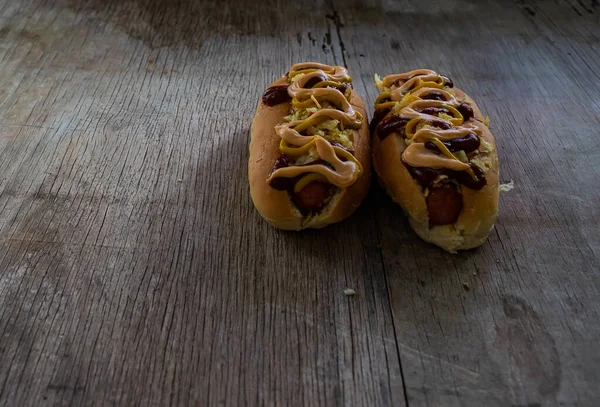 Twee Hotdogs Met Krokante Aardappelen Bovenop Met Sauzen Roos Tomaat — Stockfoto