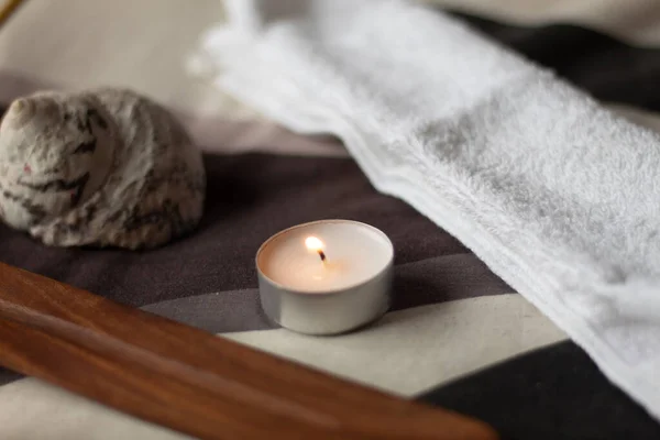 Kaars Aangestoken Met Witte Handdoek Wierook Aroma Een Spa Ontspannen — Stockfoto