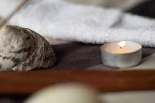 Kaars Aangestoken Met Witte Handdoek Wierook Aroma Een Spa Ontspannen — Stockfoto