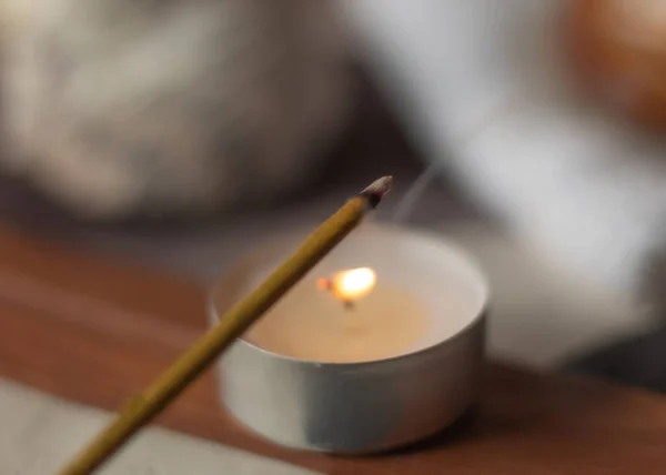 Incienso Encendido Por Una Vela Liberación Humo Spa Para Terapia — Foto de Stock