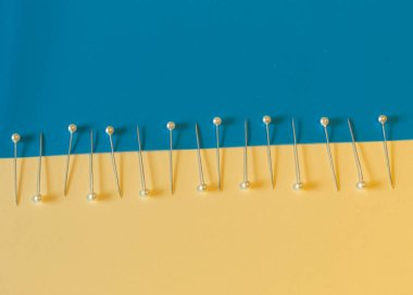 Renklerin plastiğine işlenmiş gümüş ofis işareti