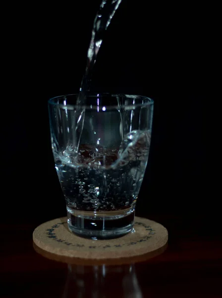 純粋な飲料水をガラスに注ぐ — ストック写真