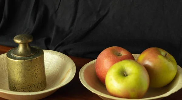 老重量购买水果 如美味新鲜的苹果 以保持健康 — 图库照片