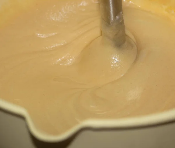 Παρασκευή Αυγών Γάλακτος Βουτύρου Ελαίου Αλεύρου Και Ζάχαρης Για Κέικ — Φωτογραφία Αρχείου
