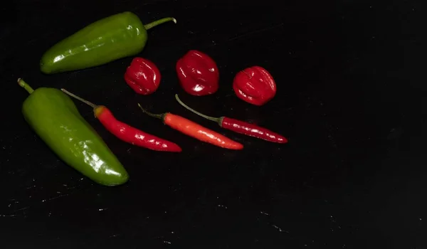 Kırmızı Yeşil Biberlerin Farklı Çeşitleri Serenat Kırmızı Biber Biberleri Chiles — Stok fotoğraf