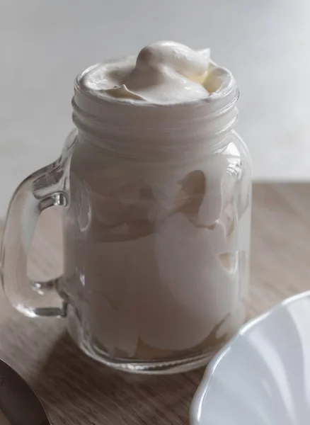 Kleine Glazen Pot Met Zuivelproduct Zoals Slagroom Bij Smakelijke Desserts — Stockfoto