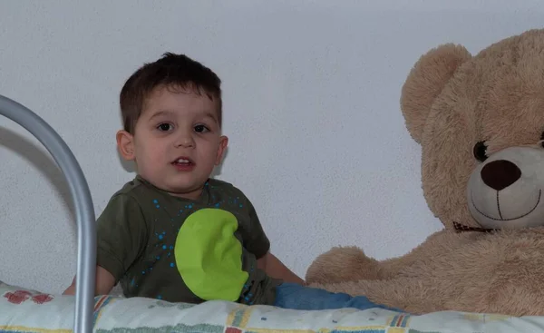 Petit Garçon Shirt Vert Pois Bleus Avec Son Gros Ours — Photo