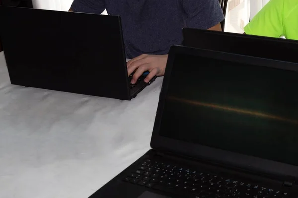Trzy Laptopy Stole Aby Móc Wykonywać Zadania Szkolne Uniwersytet Online — Zdjęcie stockowe
