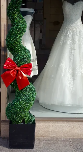 Bir dükkan pencerede gelinlik 