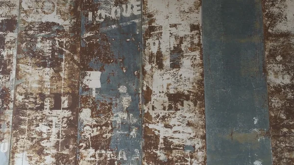 Grunge etkisi ile eski metalik tabela