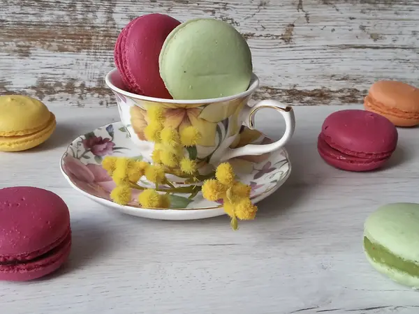 Ahşap arka plan üzerinde güzel renklerde macaroons 