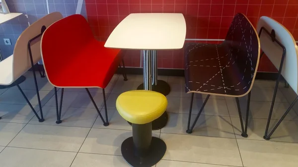 Renkli masa, sandalye ve tabure