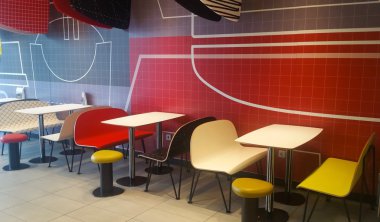 Renkli masa, sandalye ve tabure