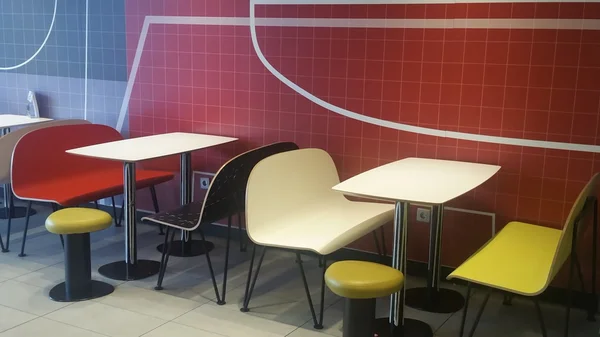 Renkli masa, sandalye ve tabure