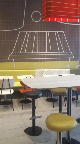 Renkli masa, sandalye ve tabure