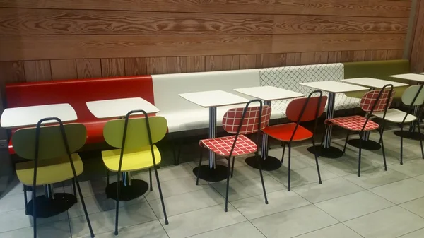 Renkli masa, sandalye ve tabure  
