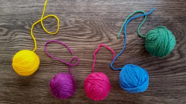 Koyu ahşap arka plan üzerinde renkli iplik 