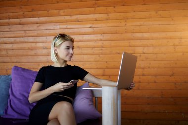 Kadın, elinde cep telefonu komik video izlerken internet üzerinden net-kitap, süre rahatlatıcı evde serbest zaman sırasında. 
