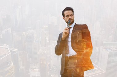 Kızgın yüz ile işadamı çift pozlama, arıyor, reklam metin mesajı veya promosyon içerik için süre kopya alanı duruyor. 