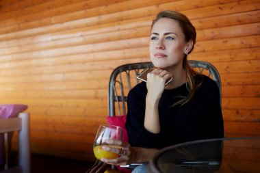 kadın iyi bir şey hayal olduğunu