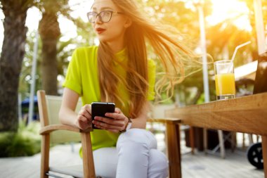 Genç bir kadının görüntüyü kapat