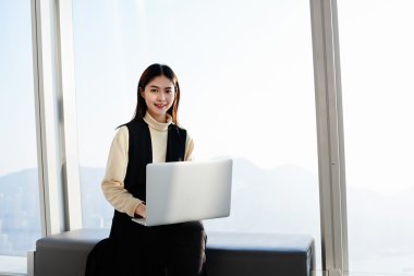 Gülümseyen Asyalı kadın Ceo kamera arıyor