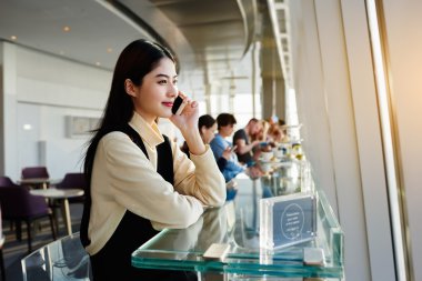 Öğrenci cep telefonu aracılığıyla arıyor